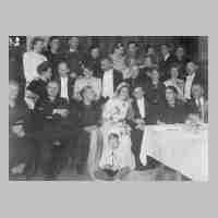 094-0142 Im Saal Troyke Hochzeitsgesellschaft Weihnachten 1943.jpg